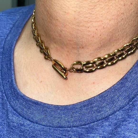 Gold tone choker toggle closure necklace - Picture 2 of 6